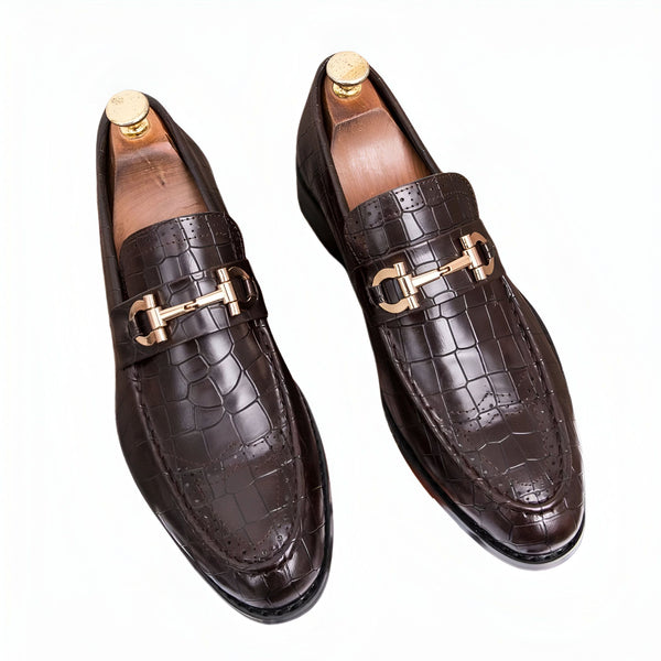 Deux mocassins en cuir marron avec motif crocodile et boucle dorée. Chaussures élégantes pour homme, parfaites pour une occasion spéciale., 45286694322357,45286694355125,45286694387893,45286694420661,45286694453429,45286694486197,45286694518965,45286694551733,45286694584501,45286694617269,45286694650037,45286694682805,45286694715573,45286694748341,45286694781109,45286694813877,45286694846645,45286694879413,45286694912181,45286694944949