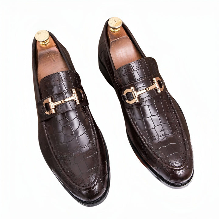 Deux mocassins en cuir marron avec motif crocodile et boucle dorée. Chaussures élégantes pour homme, parfaites pour une occasion spéciale., 45286694322357,45286694355125,45286694387893,45286694420661,45286694453429,45286694486197,45286694518965,45286694551733,45286694584501,45286694617269,45286694650037,45286694682805,45286694715573,45286694748341,45286694781109,45286694813877,45286694846645,45286694879413,45286694912181,45286694944949