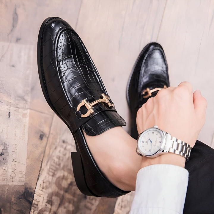 Mocassins noirs en cuir texturé croco avec boucle dorée. Style élégant et raffiné, portés avec une montre bracelet argentée. Chaussures de ville pour homme, look soigné., 45286694322357,45286694355125,45286694387893,45286694420661,45286694453429,45286694486197,45286694518965,45286694551733,45286694584501,45286694617269,45286694650037,45286694682805,45286694715573,45286694748341,45286694781109,45286694813877,45286694846645,45286694879413,45286694912181,45286694944949