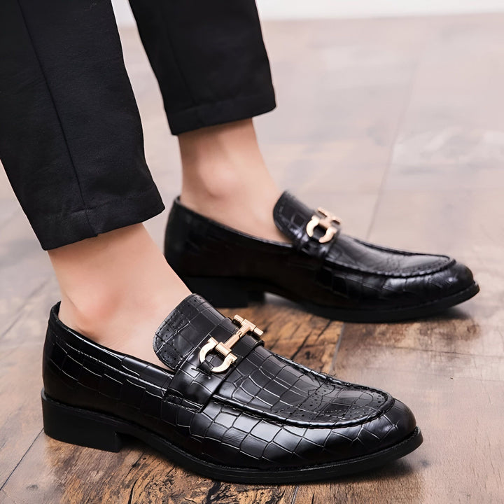 Gros plan sur des mocassins noirs en cuir à motif crocodile, avec une boucle dorée, portés avec un pantalon noir. Chaussures élégantes pour homme., 45286694322357,45286694355125,45286694387893,45286694420661,45286694453429,45286694486197,45286694518965,45286694551733,45286694584501,45286694617269,45286694650037,45286694682805,45286694715573,45286694748341,45286694781109,45286694813877,45286694846645,45286694879413,45286694912181,45286694944949