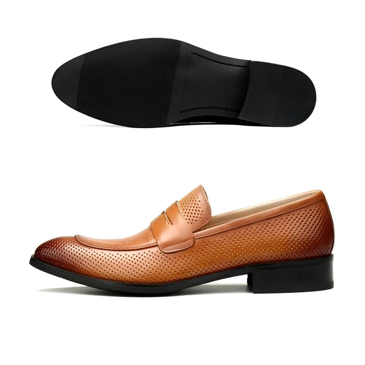 Mocassin homme en cuir marron clair avec perforations et semelle noire en vue de dessous. Chaussure élégante pour homme., 45286716801205,45286716833973,45286716866741,45286716899509,45286716932277,45286716965045,45286716997813,45286717030581,45286717063349,45286717096117,45286717128885,45286717161653,45286717194421,45286717227189,45286717259957,45286717292725,45286717325493,45286717358261