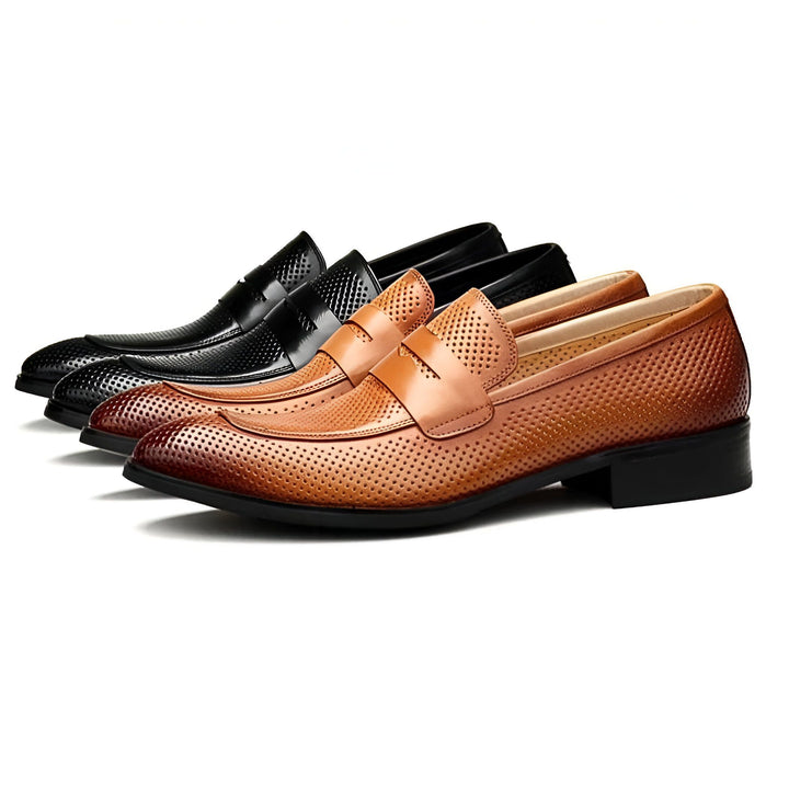 Trois paires de mocassins en cuir pour hommes. Une paire est noire et les deux autres sont marron clair. Elles ont des perforations décoratives. Chaussures élégantes et confortables pour un look professionnel., 45286716801205,45286716833973,45286716866741,45286716899509,45286716932277,45286716965045,45286716997813,45286717030581,45286717063349,45286717096117,45286717128885,45286717161653,45286717194421,45286717227189,45286717259957,45286717292725,45286717325493,45286717358261
