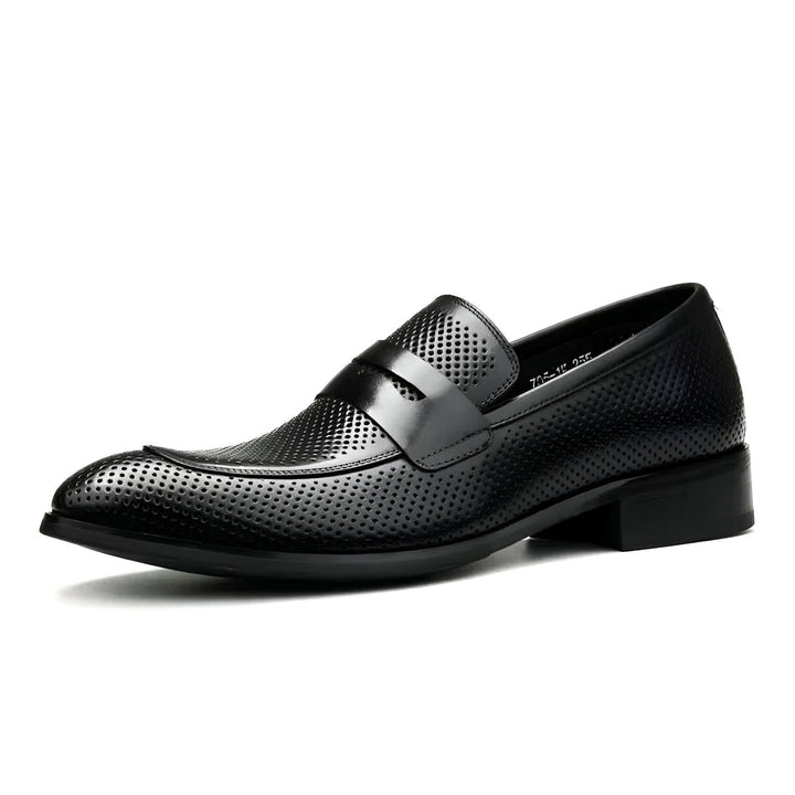 Chaussure pour homme en cuir noir, style mocassin avec perforations décoratives et petit talon. Élégant et sophistiqué., 45286716801205,45286716833973,45286716866741,45286716899509,45286716932277,45286716965045,45286716997813,45286717030581,45286717063349,45286717096117,45286717128885,45286717161653,45286717194421,45286717227189,45286717259957,45286717292725,45286717325493,45286717358261