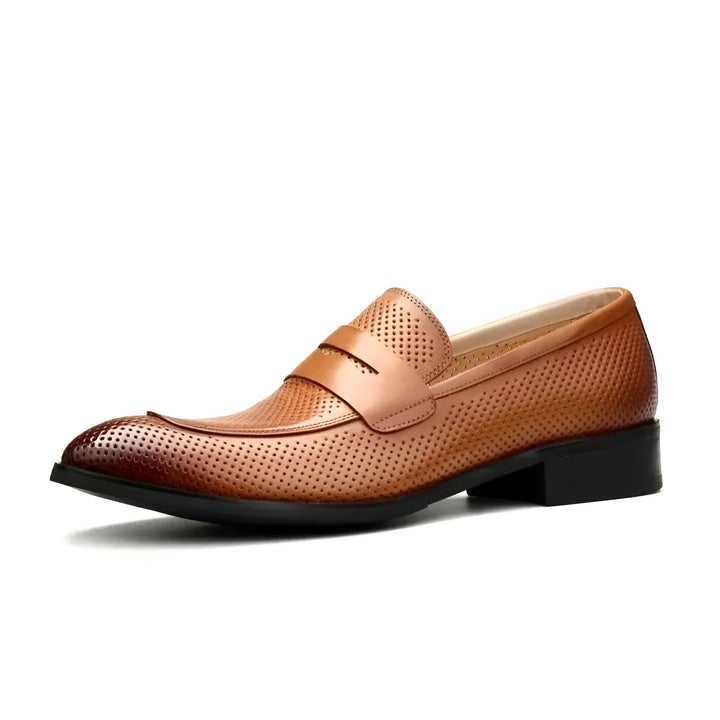 Mocassin élégant en cuir marron perforé pour homme. Chaussure habillée, style penny loafer classique avec motif ajouré. Mode masculine, chaussures de ville., 45286716801205,45286716833973,45286716866741,45286716899509,45286716932277,45286716965045,45286716997813,45286717030581,45286717063349,45286717096117,45286717128885,45286717161653,45286717194421,45286717227189,45286717259957,45286717292725,45286717325493,45286717358261
