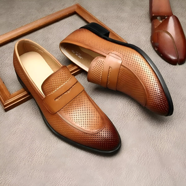 Mocassins en cuir marron perforé pour homme, présentés avec un embauchoir et un cadre décoratif en bois. Chaussures élégantes et respirantes., 45286716801205,45286716833973,45286716866741,45286716899509,45286716932277,45286716965045,45286716997813,45286717030581,45286717063349,45286717096117,45286717128885,45286717161653,45286717194421,45286717227189,45286717259957,45286717292725,45286717325493,45286717358261