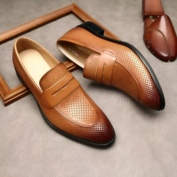 Mocassins en cuir marron perforé pour homme, présentés avec un embauchoir et un cadre décoratif en bois. Chaussures élégantes et respirantes., 45286716801205,45286716833973,45286716866741,45286716899509,45286716932277,45286716965045,45286716997813,45286717030581,45286717063349,45286717096117,45286717128885,45286717161653,45286717194421,45286717227189,45286717259957,45286717292725,45286717325493,45286717358261