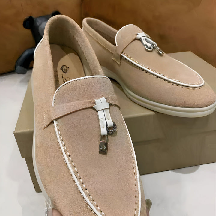 Mocassins en daim beige pour hommes, détail de couture blanche et ornement décoratif. Chaussures élégantes et confortables sur une boîte., 45287095599285,45287095632053,45287095664821,45287095697589,45287095730357,45287095763125,45287095795893,45287095828661,45287095861429,45287095894197,45287095926965,45287095959733,45287095992501,45287096025269,45287096058037,45287096090805,45287096123573,45287096156341,45287096189109,45287096221877,45287096254645,45287096287413,45287096320181,45287096352949,452870