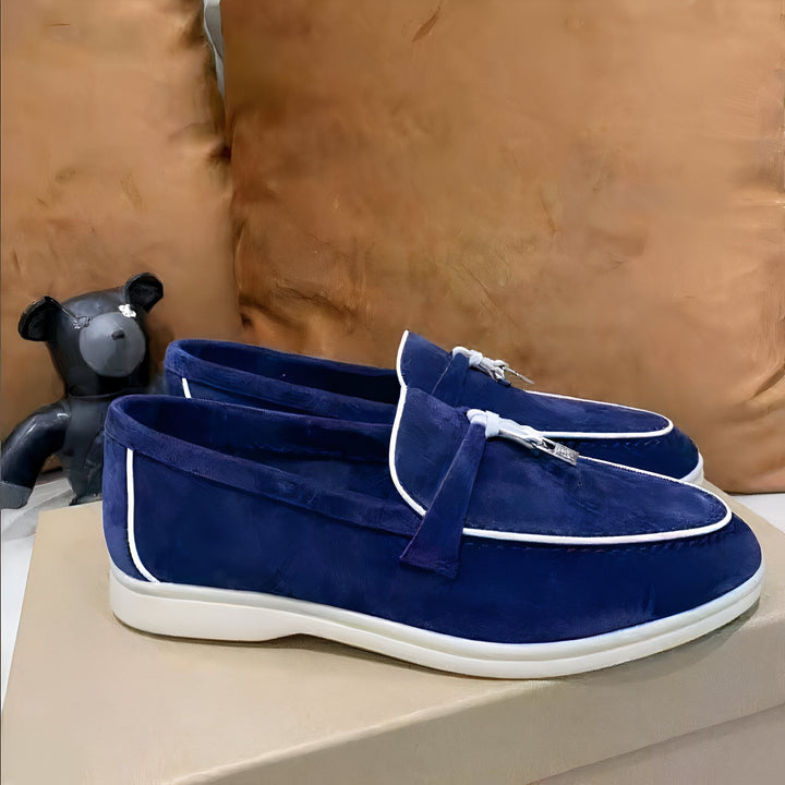 Mocassins en daim bleu marine pour hommes, avec semelles blanches et détails blancs, présentés avec un ours noir sur fond de coussins marron. Chaussures élégantes et confortables., 45287095599285,45287095632053,45287095664821,45287095697589,45287095730357,45287095763125,45287095795893,45287095828661,45287095861429,45287095894197,45287095926965,45287095959733,45287095992501,45287096025269,45287096058037,45287096090805,45287096123573,45287096156341,45287096189109,45287096221877,45287096254645,452870962