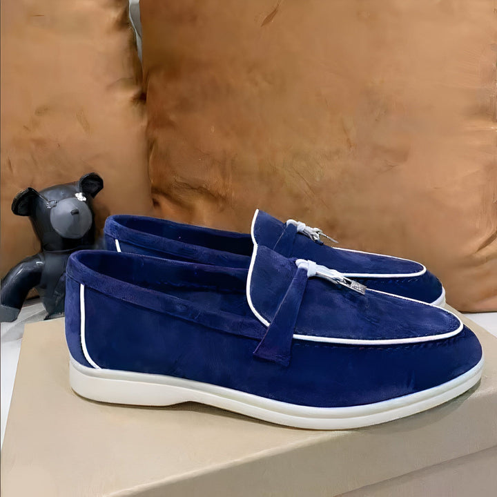 Mocassins pour hommes en daim bleu avec détails blancs, présentés devant un ours en peluche noir et un coussin marron. Chaussures élégantes, mode masculine, chaussures en cuir., 45287095599285,45287095632053,45287095664821,45287095697589,45287095730357,45287095763125,45287095795893,45287095828661,45287095861429,45287095894197,45287095926965,45287095959733,45287095992501,45287096025269,45287096058037,45287096090805,45287096123573,45287096156341,45287096189109,45287096221877,45287096254645,452870962874
