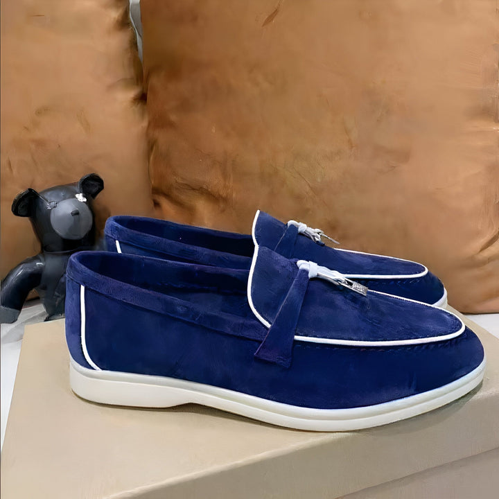 Mocassins élégants en daim bleu avec détails blancs. Chaussures de luxe pour hommes, style décontracté chic. Accessoires de mode et ours noir décoratif., 45287095599285,45287095632053,45287095664821,45287095697589,45287095730357,45287095763125,45287095795893,45287095828661,45287095861429,45287095894197,45287095926965,45287095959733,45287095992501,45287096025269,45287096058037,45287096090805,45287096123573,45287096156341,45287096189109,45287096221877,45287096254645,45287096287413,45287096320181,45287