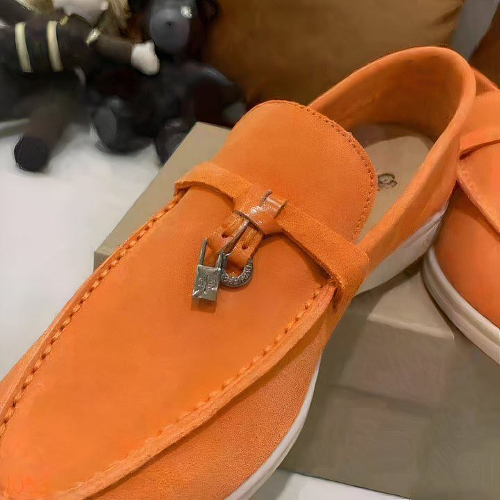 Mocassins orange vif en daim avec ornement de cadenas argenté. Chaussures élégantes et confortables pour hommes. Détail de couture visible., 45287095599285,45287095632053,45287095664821,45287095697589,45287095730357,45287095763125,45287095795893,45287095828661,45287095861429,45287095894197,45287095926965,45287095959733,45287095992501,45287096025269,45287096058037,45287096090805,45287096123573,45287096156341,45287096189109,45287096221877,45287096254645,45287096287413,45287096320181,45287096352949,45287