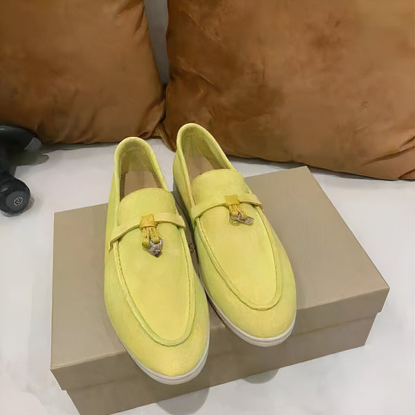 Paire de mocassins jaunes élégants, posés sur leur boîte. Ces chaussures en daim ont une boucle décorative avec un ornement., 45287095599285,45287095632053,45287095664821,45287095697589,45287095730357,45287095763125,45287095795893,45287095828661,45287095861429,45287095894197,45287095926965,45287095959733,45287095992501,45287096025269,45287096058037,45287096090805,45287096123573,45287096156341,45287096189109,45287096221877,45287096254645,45287096287413,45287096320181,45287096352949,45287096385717,4528