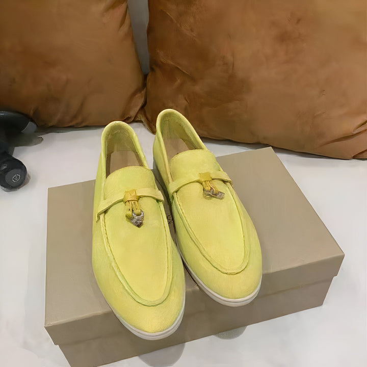 Mocassins en daim jaune citron sur une boîte. Chaussures décontractées pour homme, détail gland. Mode printemps-été., 45287095599285,45287095632053,45287095664821,45287095697589,45287095730357,45287095763125,45287095795893,45287095828661,45287095861429,45287095894197,45287095926965,45287095959733,45287095992501,45287096025269,45287096058037,45287096090805,45287096123573,45287096156341,45287096189109,45287096221877,45287096254645,45287096287413,45287096320181,45287096352949,45287096385717,45287096418