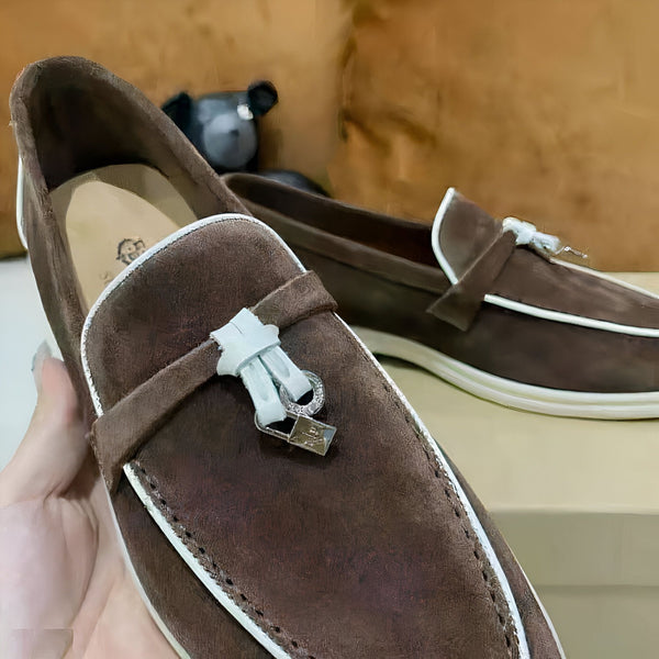 Mocassins en daim marron pour hommes, bordure blanche, ornement de cadenas. Chaussures élégantes et confortables pour toutes occasions., 45287095599285,45287095632053,45287095664821,45287095697589,45287095730357,45287095763125,45287095795893,45287095828661,45287095861429,45287095894197,45287095926965,45287095959733,45287095992501,45287096025269,45287096058037,45287096090805,45287096123573,45287096156341,45287096189109,45287096221877,45287096254645,45287096287413,45287096320181,45287096352949,45287096385