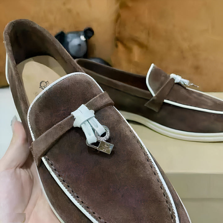 Mocassins en daim marron pour hommes, avec détail blanc et ornement décoratif. Chaussures élégantes et confortables., 45287095599285,45287095632053,45287095664821,45287095697589,45287095730357,45287095763125,45287095795893,45287095828661,45287095861429,45287095894197,45287095926965,45287095959733,45287095992501,45287096025269,45287096058037,45287096090805,45287096123573,45287096156341,45287096189109,45287096221877,45287096254645,45287096287413,45287096320181,45287096352949,45287096385717,4528709641848