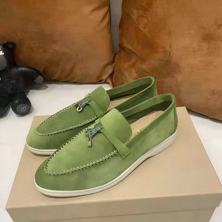 Mocassins en daim vert olive pour homme, avec détail de gland. Chaussures élégantes et confortables pour un look décontracté chic., 45287095599285,45287095632053,45287095664821,45287095697589,45287095730357,45287095763125,45287095795893,45287095828661,45287095861429,45287095894197,45287095926965,45287095959733,45287095992501,45287096025269,45287096058037,45287096090805,45287096123573,45287096156341,45287096189109,45287096221877,45287096254645,45287096287413,45287096320181,45287096352949,4528709638571