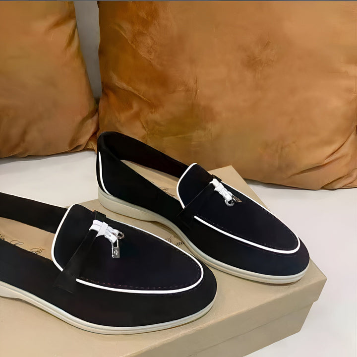 Vue rapprochée de deux mocassins en daim noir avec détails blancs, présentés sur une boîte. Chaque chaussure a une fermeture éclair décorative avec un cadenas miniature. Arrière-plan flou avec coussins marron., 45287095599285,45287095632053,45287095664821,45287095697589,45287095730357,45287095763125,45287095795893,45287095828661,45287095861429,45287095894197,45287095926965,45287095959733,45287095992501,45287096025269,45287096058037,45287096090805,45287096123573,45287096156341,45287096189109,452870