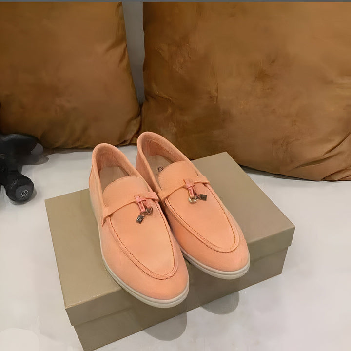 Paire de mocassins orange en daim, posés sur leur boîte. Détail de pompons décoratifs sur le dessus de la chaussure. Coussins marron en arrière-plan. Chaussures de mode élégantes pour hommes ou femmes., 45287095599285,45287095632053,45287095664821,45287095697589,45287095730357,45287095763125,45287095795893,45287095828661,45287095861429,45287095894197,45287095926965,45287095959733,45287095992501,45287096025269,45287096058037,45287096090805,45287096123573,45287096156341,45287096189109,45287096221877,