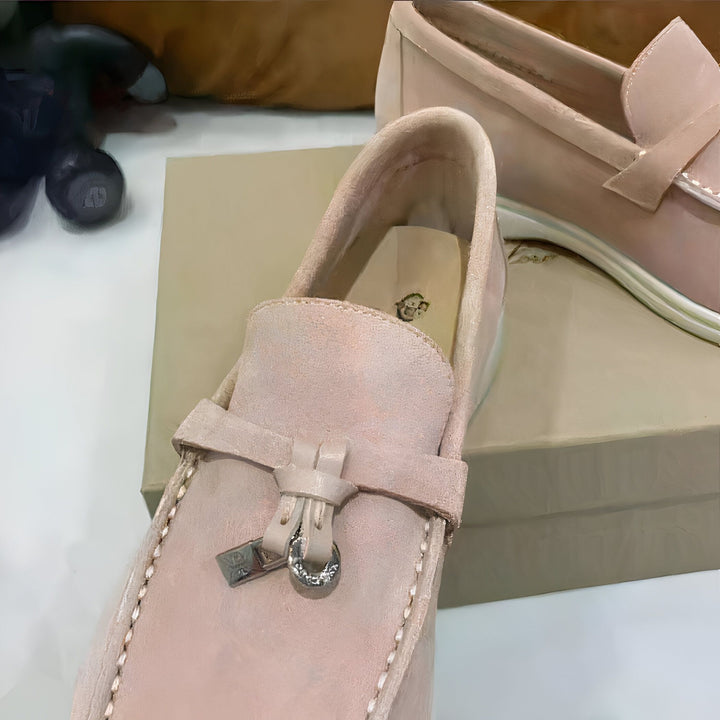 Gros plan sur des mocassins rose pâle en daim avec des détails décoratifs et un petit pendentif métallique, posés sur une boîte beige. Vue partielle d'une autre paire de chaussures plus lisse en arrière-plan., 45287095599285,45287095632053,45287095664821,45287095697589,45287095730357,45287095763125,45287095795893,45287095828661,45287095861429,45287095894197,45287095926965,45287095959733,45287095992501,45287096025269,45287096058037,45287096090805,45287096123573,45287096156341,45287096189109,45287096