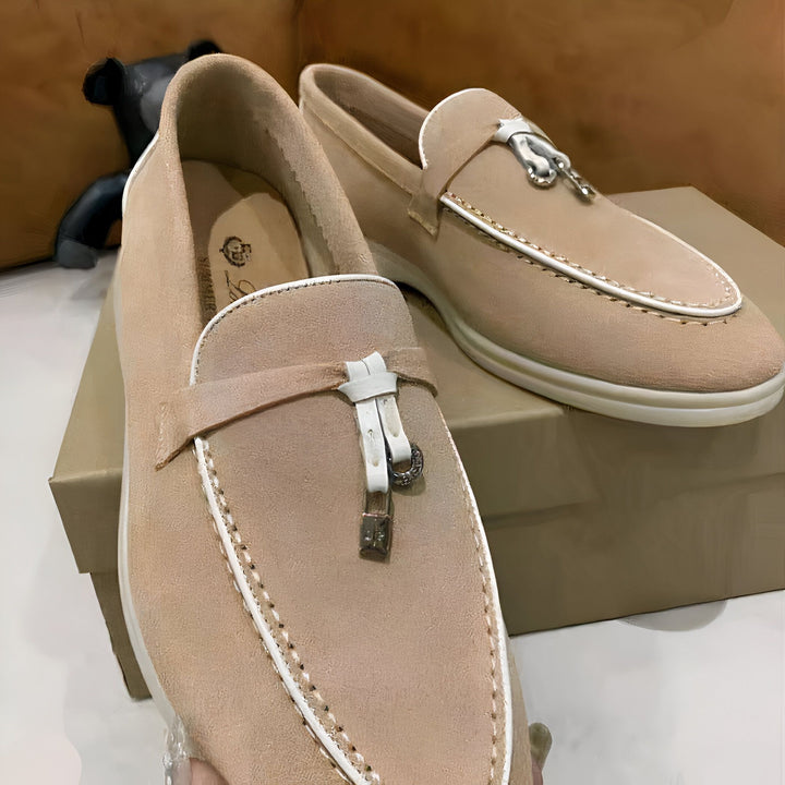 Paire de mocassins en daim beige avec détails blancs, décorés de cadenas et de boucles argentées. Chaussures élégantes posées sur une boîte., 45287095599285,45287095632053,45287095664821,45287095697589,45287095730357,45287095763125,45287095795893,45287095828661,45287095861429,45287095894197,45287095926965,45287095959733,45287095992501,45287096025269,45287096058037,45287096090805,45287096123573,45287096156341,45287096189109,45287096221877,45287096254645,45287096287413,45287096320181,45287096352949,