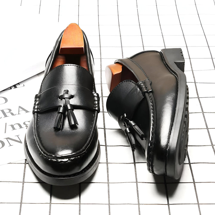 Mocassins noirs en cuir avec glands, posés sur un fond à carreaux. Chaussures élégantes pour hommes, style classique et raffiné., 45287074070709,45287074103477,45287074136245,45287074169013,45287074201781,45287074234549,45287074267317,45287074300085,45287074332853,45287074365621,45287074398389,45287074431157,45287074463925,45287074496693