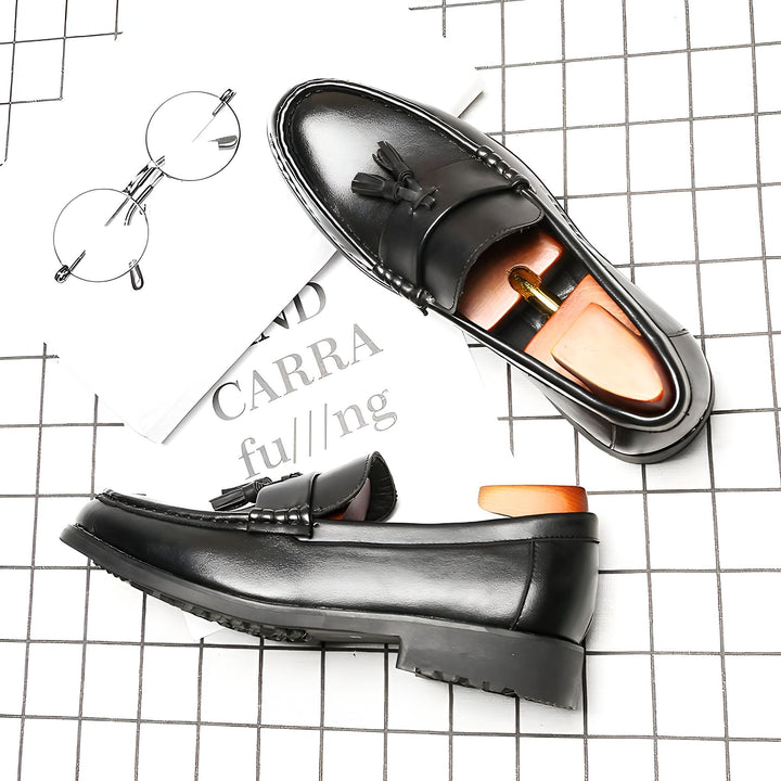 Mocassins noirs en cuir avec embauchoirs, lunettes rondes et magazine sur fond quadrillé blanc. Chaussures élégantes pour hommes, style classique et intemporel. Accessoires de mode masculine., 45287074070709,45287074103477,45287074136245,45287074169013,45287074201781,45287074234549,45287074267317,45287074300085,45287074332853,45287074365621,45287074398389,45287074431157,45287074463925,45287074496693