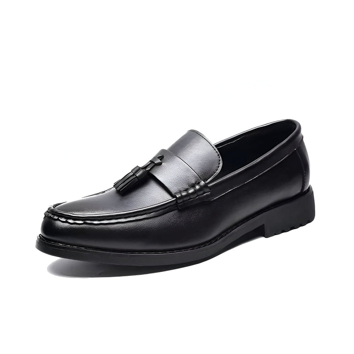 Mocassin noir élégant en cuir, avec détails à franges et semelle robuste. Chaussure pour homme, idéale pour un look formel ou décontracté., 45287074070709,45287074103477,45287074136245,45287074169013,45287074201781,45287074234549,45287074267317,45287074300085,45287074332853,45287074365621,45287074398389,45287074431157,45287074463925,45287074496693