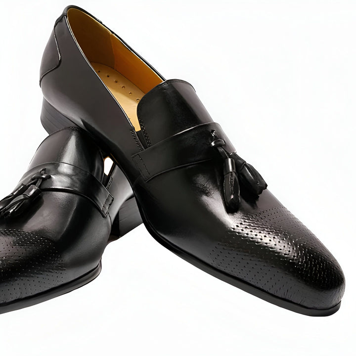 Image de deux chaussures pour hommes en cuir noir avec des glands décoratifs, élégantes et brillantes. Idéales pour une tenue formelle ou décontractée chic. Chaussures de ville, mocassins noirs., 45286844694709,45286844727477,45286844760245,45286844793013,45286844825781,45286844858549,45286844891317,45286844924085,45286844956853,45286844989621,45286845022389,45286845055157,45286845087925,45286845120693,45286845153461,45286845186229