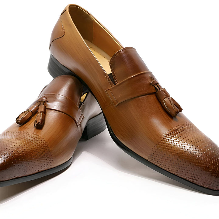 Paire de mocassins en cuir marron clair pour hommes. Chaussures élégantes à glands avec détails texturés. Accessoire de mode masculine idéal pour un look sophistiqué., 45286844694709,45286844727477,45286844760245,45286844793013,45286844825781,45286844858549,45286844891317,45286844924085,45286844956853,45286844989621,45286845022389,45286845055157,45286845087925,45286845120693,45286845153461,45286845186229