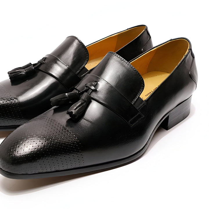 Mocassins noirs à glands pour homme. Chaussures élégantes en cuir véritable, avec des détails travaillés sur l'avant et une semelle intérieure de couleur jaune. Parfaites pour un look habillé et sophistiqué., 45286844694709,45286844727477,45286844760245,45286844793013,45286844825781,45286844858549,45286844891317,45286844924085,45286844956853,45286844989621,45286845022389,45286845055157,45286845087925,45286845120693,45286845153461,45286845186229
