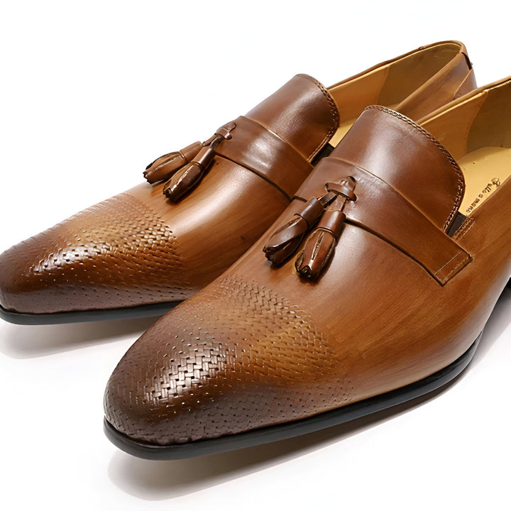 Paire d'élégants mocassins en cuir marron pour homme, avec des détails de tressage sur le devant et des glands décoratifs. Chaussures de ville raffinées, style italien., 45286844694709,45286844727477,45286844760245,45286844793013,45286844825781,45286844858549,45286844891317,45286844924085,45286844956853,45286844989621,45286845022389,45286845055157,45286845087925,45286845120693,45286845153461,45286845186229