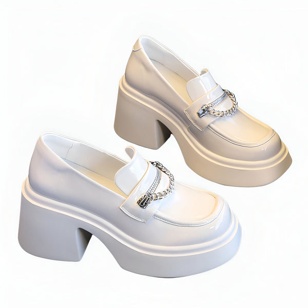 Mocassins à plateforme brillants, un blanc et un beige. Chaînes décoratives argentées. Style tendance et moderne. Mode féminine., 45287067451573,45287067484341,45287067517109,45287067549877,45287067582645,45287067615413,45287067648181,45287067680949,45287067713717,45287067746485,45287067779253,45287067812021