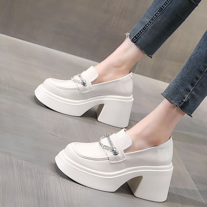Mocassins blancs à plateforme épaisse et talons blocs, ornés de chaînes argentées. Mode chaussures femme., 45287067451573,45287067484341,45287067517109,45287067549877,45287067582645,45287067615413,45287067648181,45287067680949,45287067713717,45287067746485,45287067779253,45287067812021