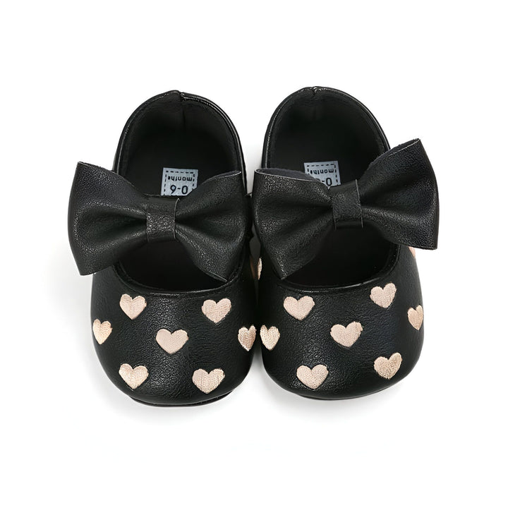 Chaussures de bébé noires avec nœud et motifs de cœurs dorés. Idéal pour les 0-6 mois, ces chaussures élégantes et confortables sont parfaites pour les petites filles. Mode bébé, chaussures pour enfant., 45287080132789,45287080165557,45287080198325,45287080231093,45287080263861,45287080296629,45287080329397,45287080362165,45287080394933,45287080427701,45287080460469,45287080493237,45287080526005,45287080558773,45287080624309,45287080657077,45287080689845,45287080722613,45287080755381,45287080788