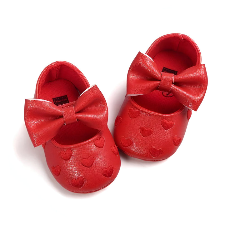 Chaussures de bébé rouges avec des cœurs et un nœud décoratif. Chaussons pour nourrissons élégants et confortables. Idéal pour les premières promenades ou comme cadeau de naissance. Accessoires de mode pour les petits pieds., 45287080132789,45287080165557,45287080198325,45287080231093,45287080263861,45287080296629,45287080329397,45287080362165,45287080394933,45287080427701,45287080460469,45287080493237,45287080526005,45287080558773,45287080624309,45287080657077,45287080689845,45287080722613,45287