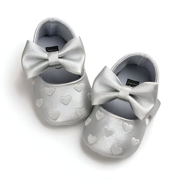 Chaussures de bébé argentées avec motif de coeurs et noeud décoratif. Chaussures pour nouveau-né, souples et élégantes. Idéal comme cadeau de naissance., 45287080132789,45287080165557,45287080198325,45287080231093,45287080263861,45287080296629,45287080329397,45287080362165,45287080394933,45287080427701,45287080460469,45287080493237,45287080526005,45287080558773,45287080624309,45287080657077,45287080689845,45287080722613,45287080755381,45287080788149,45287080820917,45287080853685,45287080886453,452