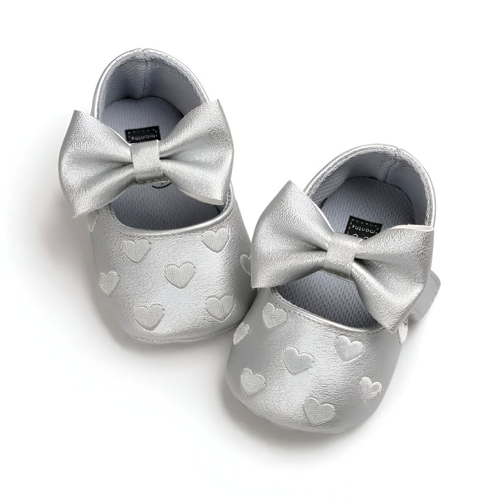 Chaussures de bébé argentées avec motif de coeurs et noeud décoratif. Chaussures pour nouveau-né, souples et élégantes. Idéal comme cadeau de naissance., 45287080132789,45287080165557,45287080198325,45287080231093,45287080263861,45287080296629,45287080329397,45287080362165,45287080394933,45287080427701,45287080460469,45287080493237,45287080526005,45287080558773,45287080624309,45287080657077,45287080689845,45287080722613,45287080755381,45287080788149,45287080820917,45287080853685,45287080886453,452
