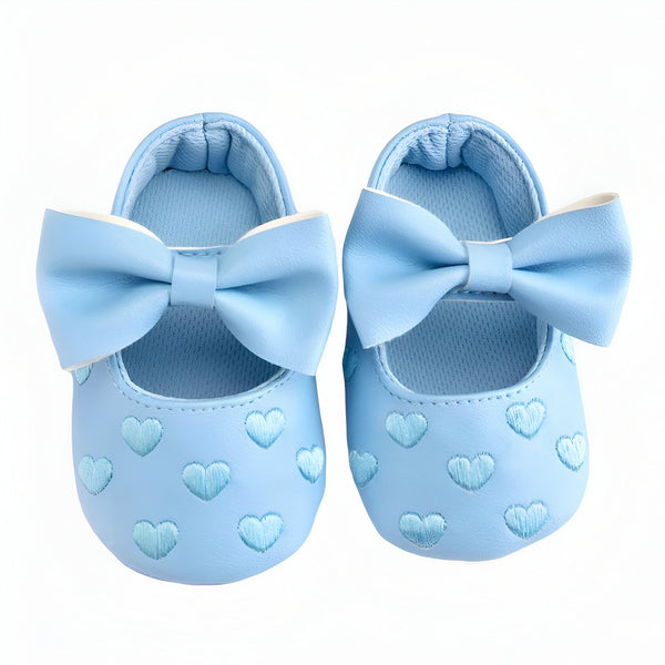 Chaussures de bébé bleues avec des cœurs brodés et des nœuds décoratifs, parfaites pour les premiers pas de votre enfant. Adorables et confortables pour les tout-petits., 45287080132789,45287080165557,45287080198325,45287080231093,45287080263861,45287080296629,45287080329397,45287080362165,45287080394933,45287080427701,45287080460469,45287080493237,45287080526005,45287080558773,45287080624309,45287080657077,45287080689845,45287080722613,45287080755381,45287080788149,45287080820917,45287080853685,452