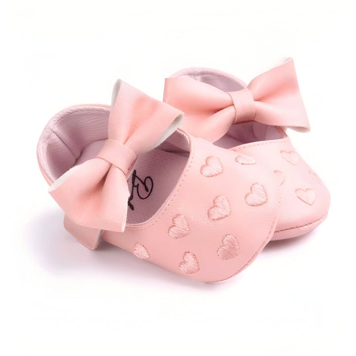 Chaussons bébé roses avec nœuds et motifs de cœurs. Chaussures pour nouveau-né, parfaites pour une petite fille. Accessoires de mode enfantine, élégants et confortables. Cadeau idéal pour une naissance ou un baptême. Détails soignés et design adorable., 45287080132789,45287080165557,45287080198325,45287080231093,45287080263861,45287080296629,45287080329397,45287080362165,45287080394933,45287080427701,45287080460469,45287080493237,45287080526005,45287080558773,45287080624309,45287080657077,45287
