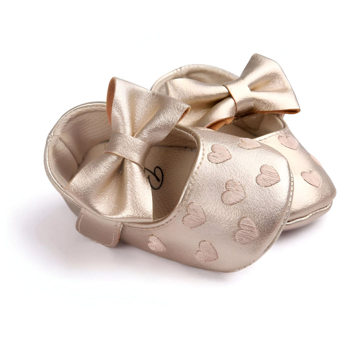Chaussures de bébé dorées avec des nœuds et des motifs de cœurs brodés. Chaussons pour bébé fille, élégants et confortables. Idéal pour cadeaux de naissance et tenues spéciales., 45287080132789,45287080165557,45287080198325,45287080231093,45287080263861,45287080296629,45287080329397,45287080362165,45287080394933,45287080427701,45287080460469,45287080493237,45287080526005,45287080558773,45287080624309,45287080657077,45287080689845,45287080722613,45287080755381,45287080788149,45287080820917,4528