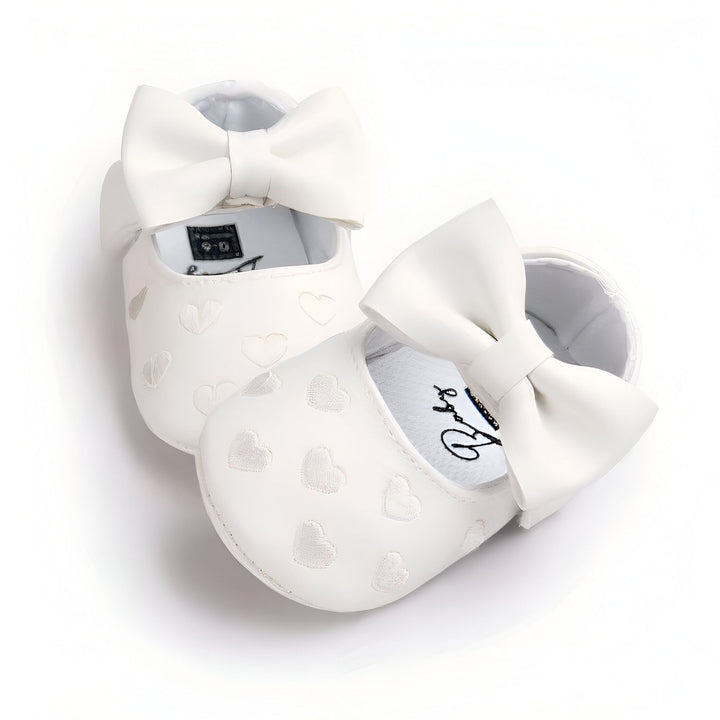 Chaussures blanches pour bébé avec motifs de cœurs et noeuds, idée cadeau pour naissance, baptême. Chaussons bébé en cuir souple, confortables et élégants pour les premiers pas., 45287080132789,45287080165557,45287080198325,45287080231093,45287080263861,45287080296629,45287080329397,45287080362165,45287080394933,45287080427701,45287080460469,45287080493237,45287080526005,45287080558773,45287080624309,45287080657077,45287080689845,45287080722613,45287080755381,45287080788149,45287080820917,4528708