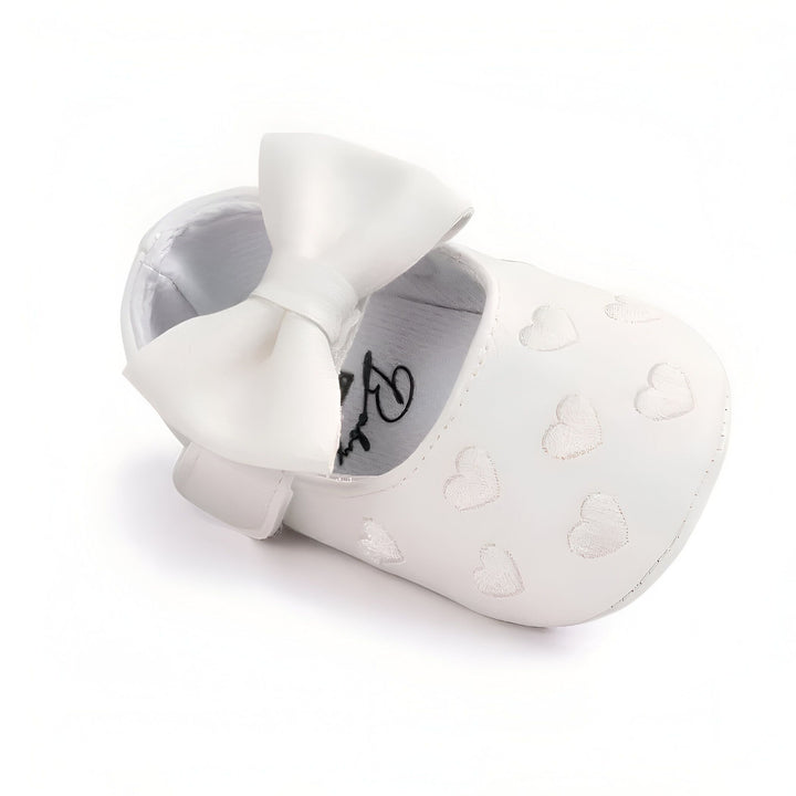 Chaussure pour bébé blanche avec un nœud et des cœurs brodés. Chaussons bébé élégants, parfaits pour une petite fille. Mode enfantine, chaussures de baptême, cadeau de naissance., 45287080132789,45287080165557,45287080198325,45287080231093,45287080263861,45287080296629,45287080329397,45287080362165,45287080394933,45287080427701,45287080460469,45287080493237,45287080526005,45287080558773,45287080624309,45287080657077,45287080689845,45287080722613,45287080755381,45287080788149,45287080820917,45287