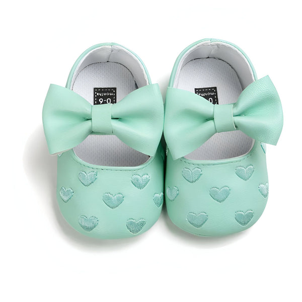Chaussures de bébé vertes avec des cœurs et un nœud, idéales pour les 0-6 mois. Style ballerine élégant et confortable., 45287080132789,45287080165557,45287080198325,45287080231093,45287080263861,45287080296629,45287080329397,45287080362165,45287080394933,45287080427701,45287080460469,45287080493237,45287080526005,45287080558773,45287080624309,45287080657077,45287080689845,45287080722613,45287080755381,45287080788149,45287080820917,45287080853685,45287080886453,45287080919221,45287080951989,4528708