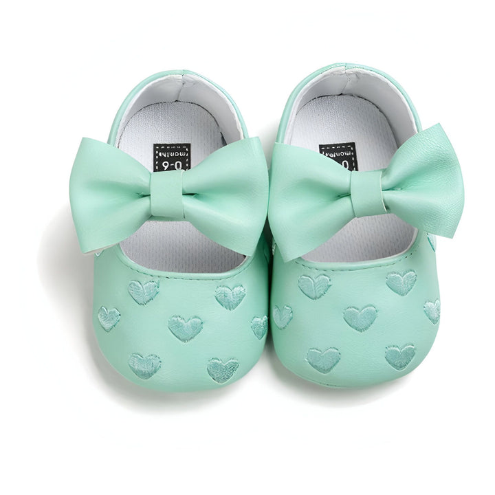 Chaussures de bébé vertes avec des cœurs et un nœud, idéales pour les 0-6 mois. Style ballerine élégant et confortable., 45287080132789,45287080165557,45287080198325,45287080231093,45287080263861,45287080296629,45287080329397,45287080362165,45287080394933,45287080427701,45287080460469,45287080493237,45287080526005,45287080558773,45287080624309,45287080657077,45287080689845,45287080722613,45287080755381,45287080788149,45287080820917,45287080853685,45287080886453,45287080919221,45287080951989,4528708