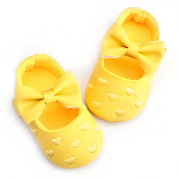 Chaussures de bébé jaunes avec des petits cœurs en relief et un nœud sur le dessus. Idéal pour les premiers pas de votre enfant. Confortables et adorables pour toute occasion., 45287080132789,45287080165557,45287080198325,45287080231093,45287080263861,45287080296629,45287080329397,45287080362165,45287080394933,45287080427701,45287080460469,45287080493237,45287080526005,45287080558773,45287080624309,45287080657077,45287080689845,45287080722613,45287080755381,45287080788149,45287080820917,4528708085368
