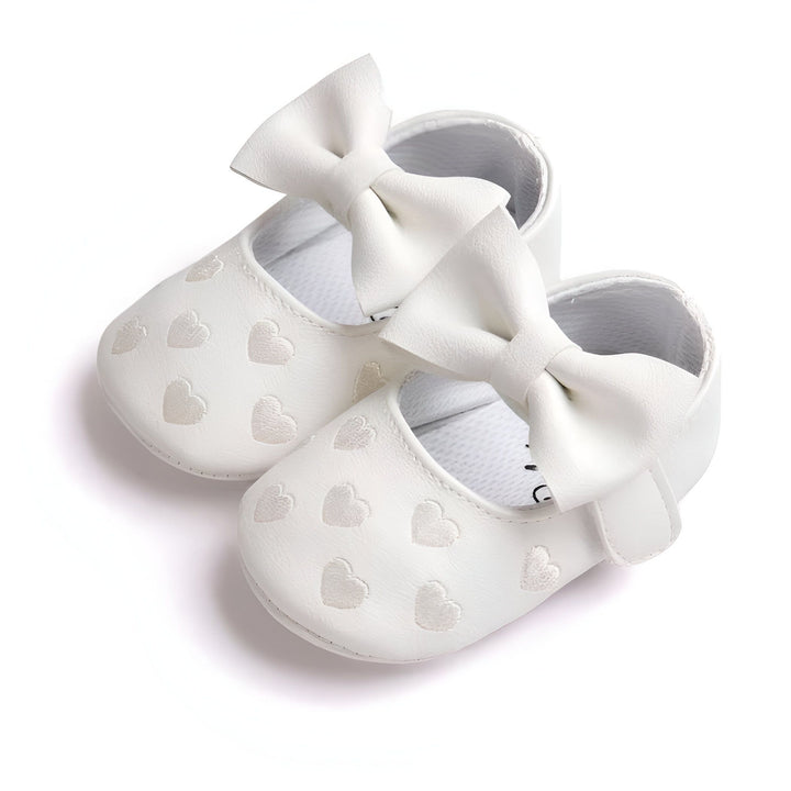 Chaussures blanches pour bébé avec des motifs de cœurs et un nœud. Chaussons pour nouveau-né, élégants et confortables. Idéals pour les premiers pas de votre enfant. Mode bébé, accessoires pour bébés., 45287080132789,45287080165557,45287080198325,45287080231093,45287080263861,45287080296629,45287080329397,45287080362165,45287080394933,45287080427701,45287080460469,45287080493237,45287080526005,45287080558773,45287080624309,45287080657077,45287080689845,45287080722613,45287080755381,45287080788