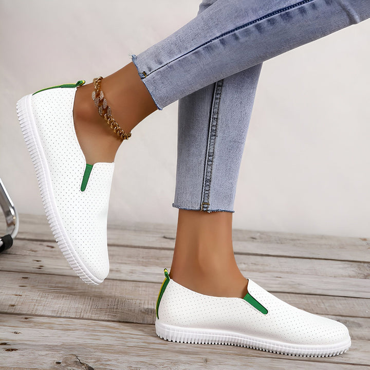Chaussures d'été blanches à trous avec touche de vert, portées avec un jean décontracté et une chaîne de cheville dorée. Style estival décontracté, chaussures légères et confortables., 45286923403445,45286923436213,45286923468981,45286923501749,45286923534517,45286923567285