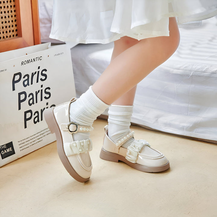 Chaussures vernies pour enfants, style Mary Jane, avec décorations perles et volants. Portées avec des chaussettes blanches montantes. Sac en papier "Paris" en arrière-plan. Mode enfantine élégante., 45287012860085,45287012892853,45287012925621,45287012958389,45287012991157,45287013023925,45287013056693,45287013089461,45287013122229,45287013154997,45287013187765,45287013220533,45287013253301,45287013286069,45287013318837,45287013351605,45287013384373,45287013417141,45287013449909,45287013482677,45287