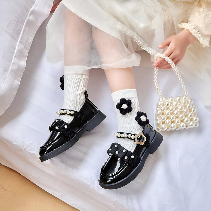 Une fillette porte des chaussures vernies noires avec des perles, des chaussettes blanches avec des fleurs noires et tient un petit sac à main en perles. Style mignon et élégant., 45287012860085,45287012892853,45287012925621,45287012958389,45287012991157,45287013023925,45287013056693,45287013089461,45287013122229,45287013154997,45287013187765,45287013220533,45287013253301,45287013286069,45287013318837,45287013351605,45287013384373,45287013417141,45287013449909,45287013482677,45287013515445,452870135482