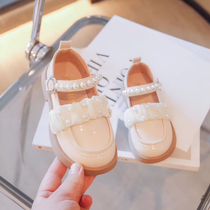 Chaussures Mary Jane vernies crème pour enfant, décorées de perles et de tissu plissé. Élégantes et confortables, idéales pour une occasion spéciale. Mode enfantine, chaussures de fille., 45287012860085,45287012892853,45287012925621,45287012958389,45287012991157,45287013023925,45287013056693,45287013089461,45287013122229,45287013154997,45287013187765,45287013220533,45287013253301,45287013286069,45287013318837,45287013351605,45287013384373,45287013417141,45287013449909,45287013482677,45287013515445